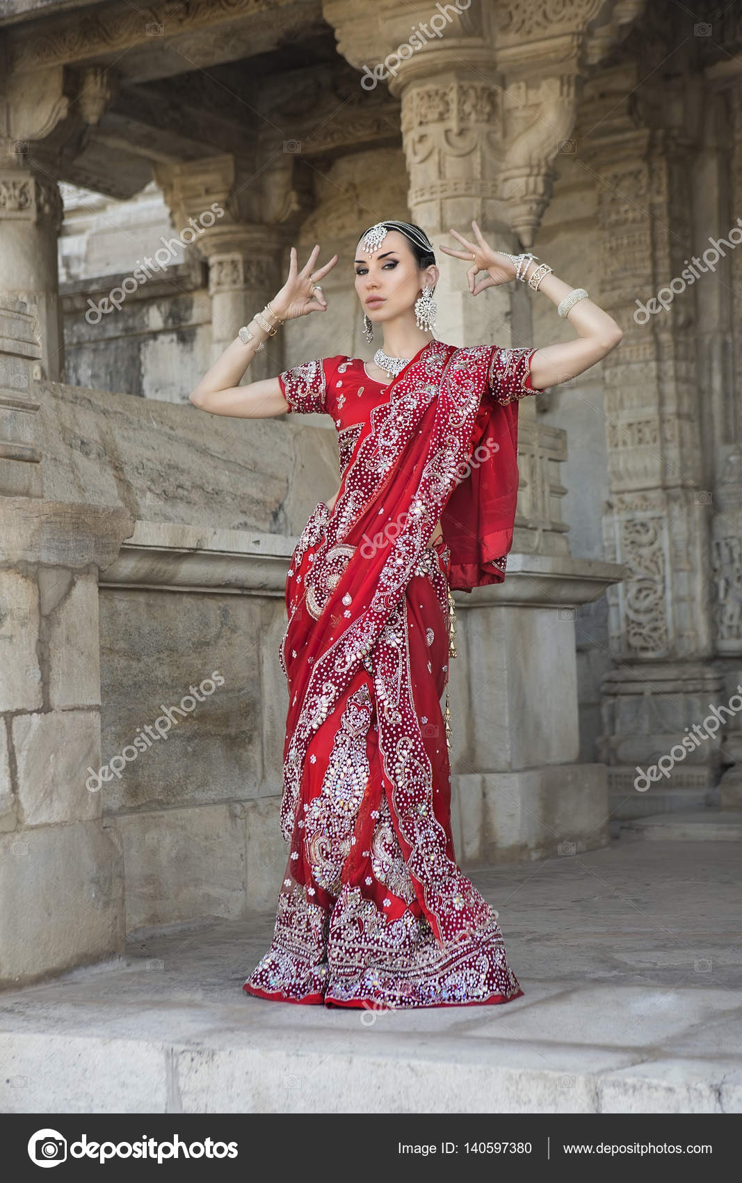 Belle jeune femme indienne en vetements traditionnels avec mariee Photo de stock par Kalcutta 140597380
