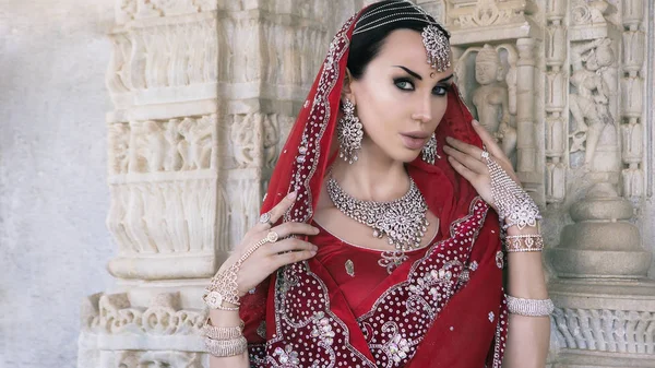 Belle Maharani. Jeune femme indienne en vêtements traditionnels w — Photo