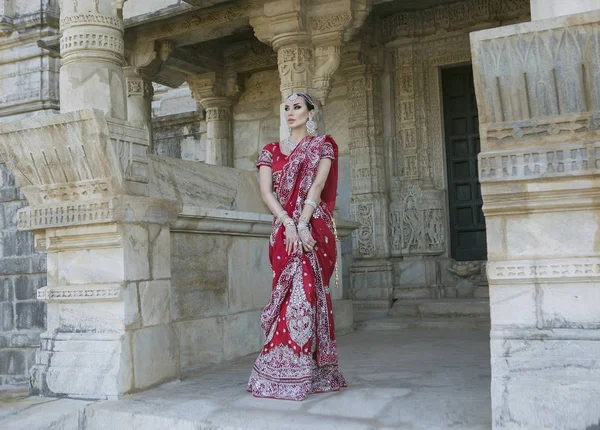 Linda Maharani. jovem indiana mulher no vermelho nupcial sari clothi — Fotografia de Stock