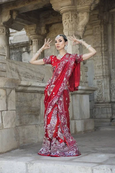 Mulher indiana jovem bonita em roupas tradicionais com nupcial — Fotografia de Stock