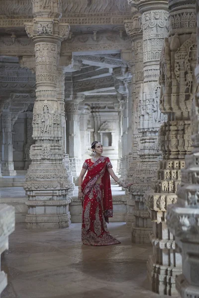 Hermoso Maharani. Joven mujer india en ropa tradicional w — Foto de Stock