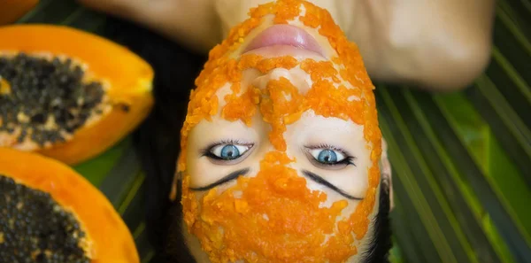 Schöne Frau mit frischen Papaya-Gesichtsmaske anwenden. frischer Pap — Stockfoto