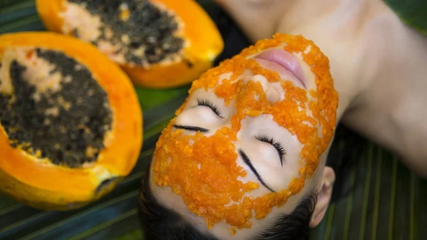 Mooie vrouw met verse papaya gezichtsmasker van toepassing. verse pap — Stockfoto