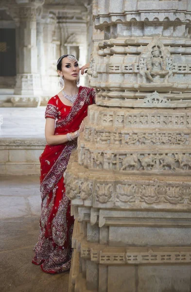 Belle jeune femme indienne en vêtements traditionnels avec mariée — Photo