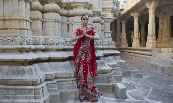 Linda Maharani. Mulher indiana jovem em roupas tradicionais w — Fotografia de Stock