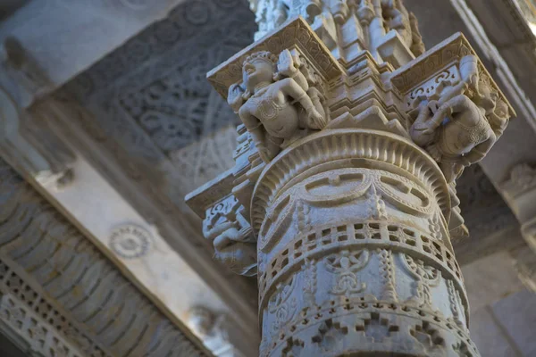 Tempio di Jain a Ranakpur, India, Rajasthan. Chaumukha Mandir. Lei... — Foto Stock