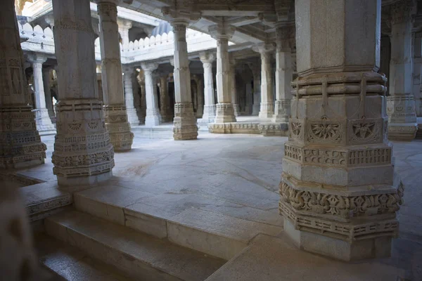 Templo de Jain en Ranakpur, India, Rajasthan. Chaumukha Mandir. Ella... — Foto de Stock