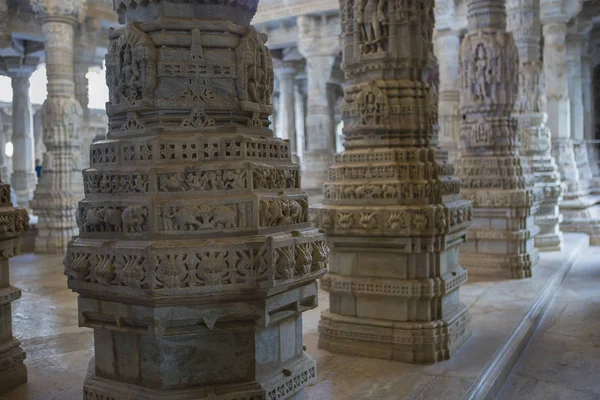 Templo de Jain en Ranakpur, India, Rajasthan. Chaumukha Mandir. Ella... —  Fotos de Stock