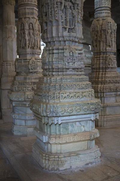 Templo de Jain en Ranakpur, India, Rajasthan. Chaumukha Mandir. Ella... — Foto de Stock