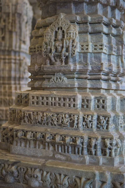 Jain tempel in Ranakpur, India, Rajasthan. Chaumukha de Mandir. Ze — Stockfoto