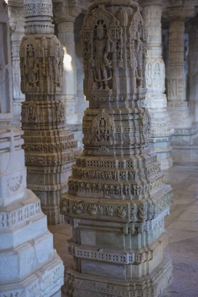Templo de Jain en Ranakpur, India, Rajasthan. Chaumukha Mandir. Ella... — Foto de Stock