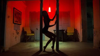 Otelde dans seksi kadın silueti. Direk dansör kadın S