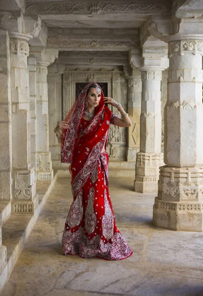 Beautiful young indian woman in traditional clothing with bridal — Stock Photo, Image