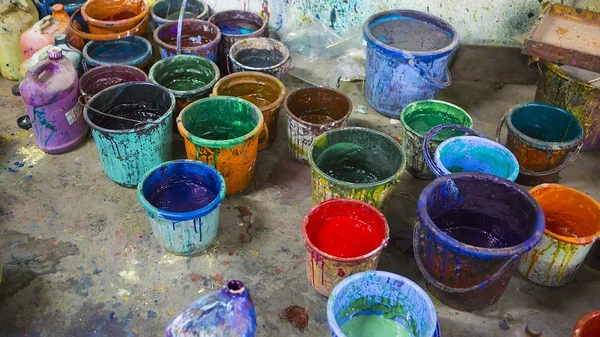 Workshop - a lot of buckets with multi-colored paint. Multi-colo — Stock Photo, Image