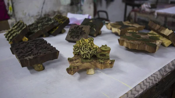 Блочная печать для текстиля в Индии. Джайпурская печатная традиция — стоковое фото