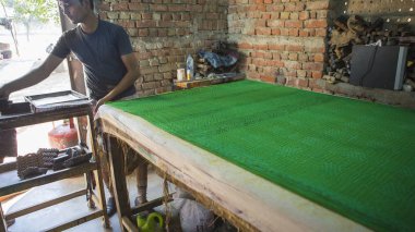 Jaipur, Rajasthan, Hindistan 2016. Tekstil boya natu ile