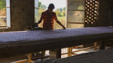 Jaipur, Rajasthan, Hindistan 2016. Tekstil boya natu ile