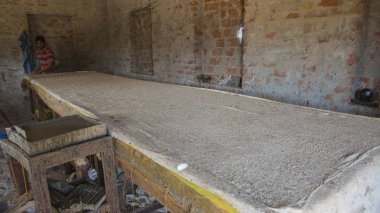 Jaipur, Rajasthan, Hindistan 2016. Tekstil boya natu ile