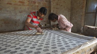 Jaipur, Rajasthan, Hindistan 2016. Tekstil boya natu ile