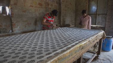 Jaipur, Rajasthan, Hindistan 2016. Tekstil boya natu ile