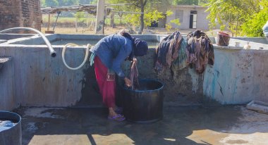Doğal ile boyama Tekstil renkleri Hindistan geleneksel süreci,