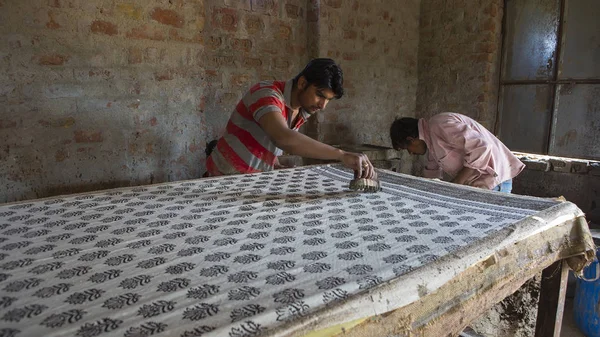 Jaipur, Rajasthan, Hindistan 2016. Tekstil boya natu ile