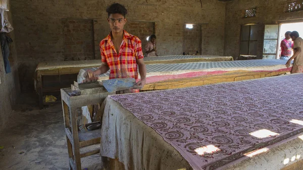 Jaipur, Rajasthan, Hindistan 2016. Tekstil boya natu ile