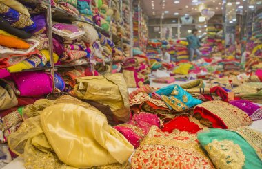 Sari Dükkanı. Hint geleneksel kadın Sari giyim pazarında. B