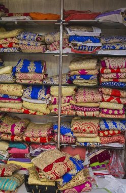 Sari Dükkanı. Hint geleneksel kadın Sari giyim pazarında. B