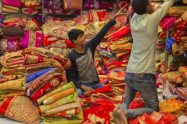 Jaipur, Rajasthan, Hindistan 2016. Sari Dükkanı. Hint Tradit