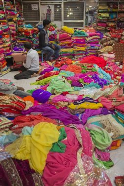 Jaipur, Rajasthan, Hindistan 2016. Sari Dükkanı. Hint Tradit