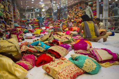 Jaipur, Rajasthan, Hindistan 2016. Sari Dükkanı. Hint Tradit