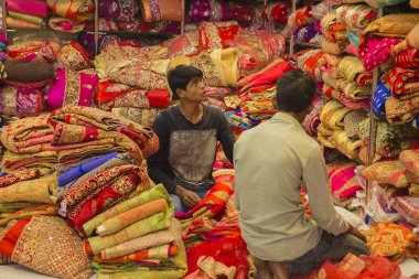 Jaipur, Rajasthan, Hindistan 2016. Sari Dükkanı. Hint Tradit