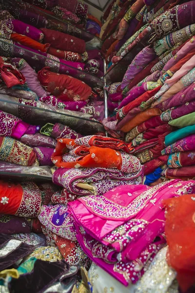 Sari Shop. Vestuário Sari Feminino Tradicional Indiano no Mercado. B — Fotografia de Stock