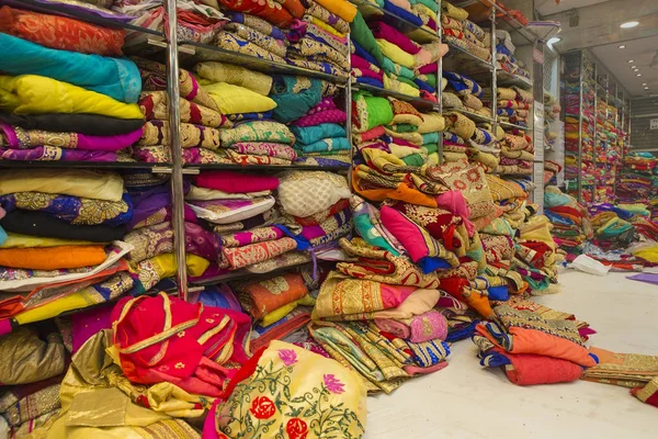 Sari Shop. Vestuário Sari Feminino Tradicional Indiano no Mercado. B — Fotografia de Stock