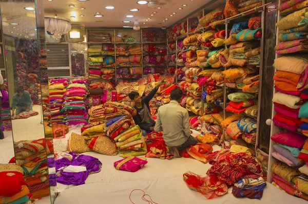 Jaipur, rajasthan, indien 2016. sari shop. Indischer Tradit — Stockfoto