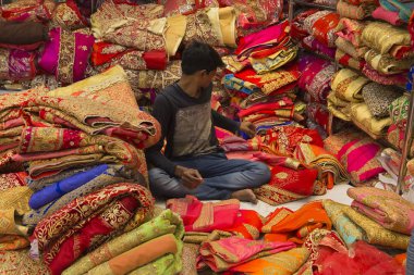 Jaipur, Rajasthan, Hindistan 2016. Sari Dükkanı. Hint Tradit