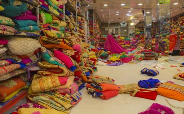 Jaipur, Rajasthan, Hindistan 2016. Sari Dükkanı. Hint Tradit