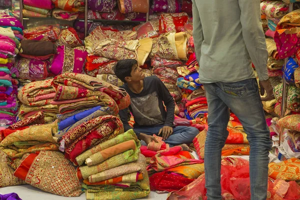 JAIPUR, Rajasthan, Índia 2016. Sari Shop. Tradit indiano — Fotografia de Stock