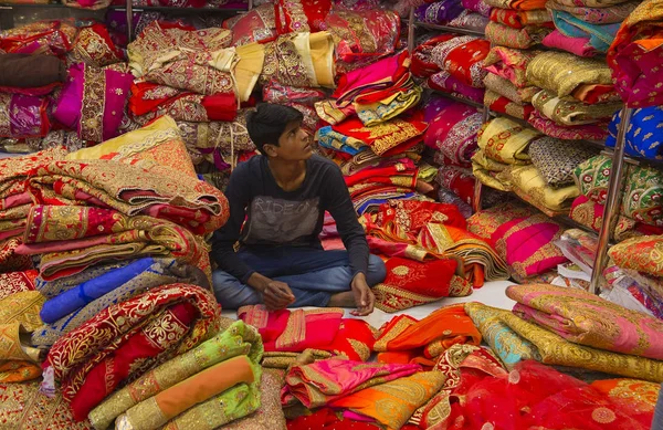 JAIPUR, Rajasthan, Índia 2016. Sari Shop. Tradit indiano — Fotografia de Stock