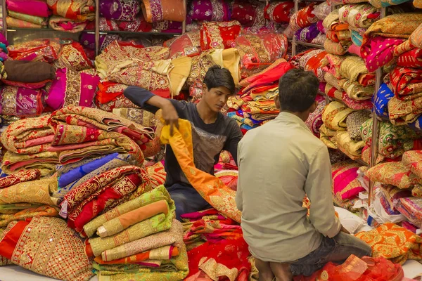 JAIPUR, Rajasthan, Índia 2016. Sari Shop. Tradit indiano — Fotografia de Stock