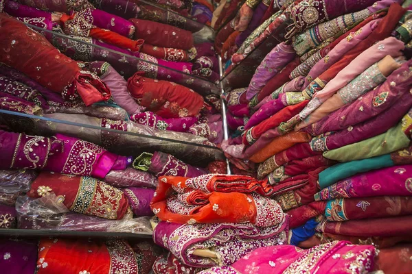 Sari Shop. Vestuário Sari Feminino Tradicional Indiano no Mercado. B — Fotografia de Stock