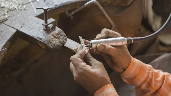 Joalheiro indiano fazendo uma jóia oriental na oficina. Feito à mão — Fotografia de Stock