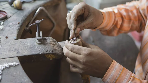 Ινδικό κοσμηματοπωλείο κάνοντας ένα κόσμημα Oriental στο εργαστήριο. Χειροποίητο — Φωτογραφία Αρχείου
