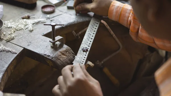 Indian Jeweler making an Oriental Jewelry in workshop. Handmade — Stock Photo, Image