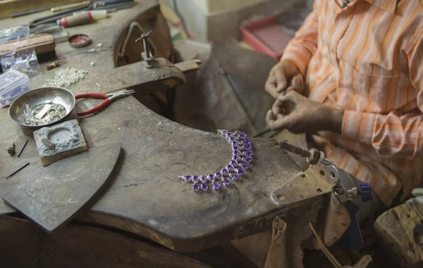 Bijoutier indien fabriquant un bijou oriental en atelier. Fait à la main — Photo