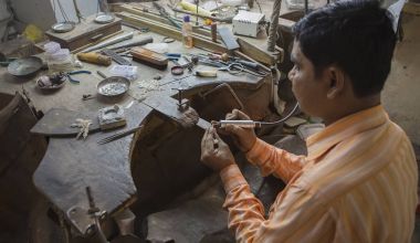 Jaipur, Rajasthan, Hindistan 2016. Hint kuyumcu yapma bir