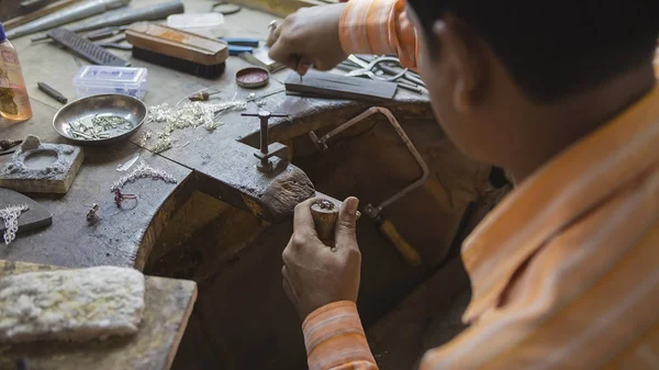 Joyero indio haciendo una joyería oriental en taller. Hecho a mano — Foto de Stock