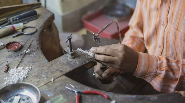 Bijoutier indien fabriquant un bijou oriental en atelier. Fait à la main — Photo