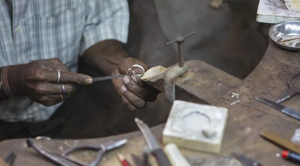 Joalheiro indiano fazendo uma jóia oriental na oficina. Feito à mão — Fotografia de Stock